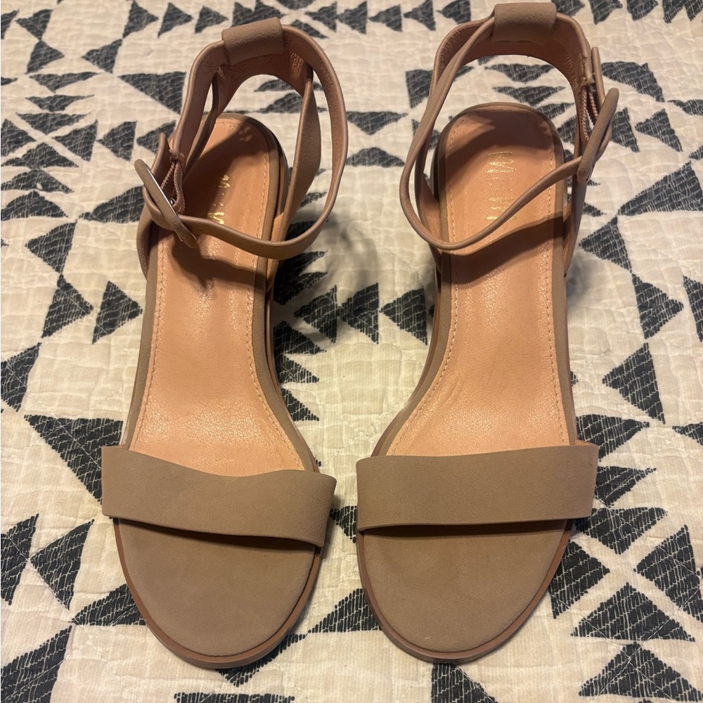 MiiM Tan Women's Sandals - size 8 - barely worn